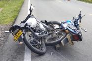 Violento accidente entre dos motos dejó cuatro lesionados frente a la Graja Municipal de Mariquita