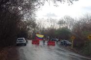 Más de 6 días lleva bloqueada la ruta Neiva-Aipe por comunidad de la vereda San Jorge 