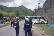 Bus intermunicipal chocó de manera aparatosa en vía Bogotá - La Vega