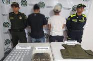 Capturaron dos sujetos que se movilizaban en un taxi con un chaleco balístico y estupefacientes en Fresno