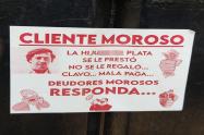 Calcomanías puestas por prestamistas 'gota gota'