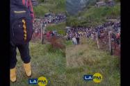 Video: centenares de personas al parecer iban a reunión convocada por disidencias en Algeciras, Huila