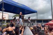 Extra: En video: ‘La Bichota’ Karol G le cantó a las reclusas del COIBA de Picaleña