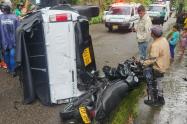 Tres lesionados dejó choque de camioneta con moto en la vía Combeima – Libertador