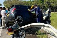 Una persona murió y tres más resultaron heridas tras violento choque de un particular contra una baranda en Saldaña