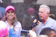 Johana Aranda y Alvaro Uribe 