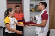 El luchador José Manuel Pérez Santamaría, recibiendo la bandera del departamento  