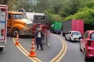 Congestión total en La Línea tras accidente de camiones