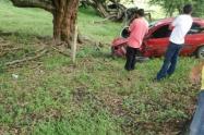 conductor-de-tracto-mula-sufrio-un-microsueno-y-se-llevo-por-delante-un-automovil.jpg