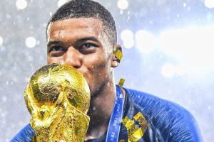 Kylian Mbappé besando la Copa del Mundo