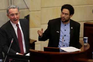Álvaro Uribe (izq) e Iván Cepeda (der), senadores de la República