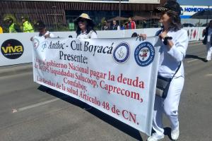 Médicos, especialistas, trabajadores y enfermeras piden que les paguen sus salarios. 