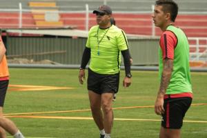 Hernán Torres, técnico colombiano dirigiendo a Melgar de Arequipa
