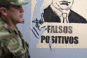 Cartel que advierte de falsos positivos en Colombia.