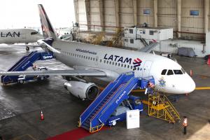 Un avión de Latam Airlines en el Aeropuerto Internacional Jorge Chávez, principal terminal aérea del Perú, ubicada en la ciudad del Callao