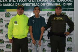 Habría atracado a una mujer en compañía de otro hombre.