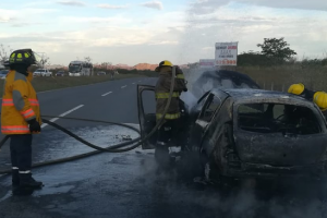 Los bomberos apagaron el incnedio.