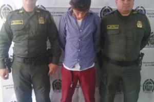 Hombre borracho y agresivo
