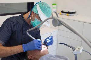 Odontólogos atendiendo pacientes en medio de coronavirus