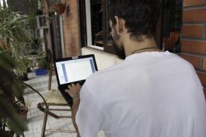 Estudiante en computador