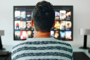 usuario viendo series en su televisor