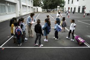 Regreso de niños a colegios en Francia