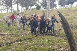 Policías auxiliaron y trasladaron en camilla improvisada a una abuelita en zona rural de Icononzo