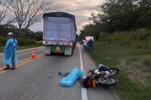 Falleció motociclista tras chocar con tractocamión en inmediaciones del peaje de Alvarado