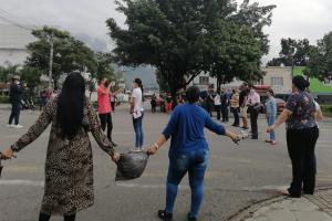 Padres de familia del Colegio Comfatolima bloquearon las vías por Quinta en Ibagué