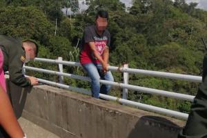 Evitaron que un hombre se lanzara del Puente de la Variante en Ibagué