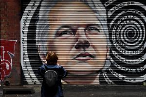 Mural con el rostro de Julian Assange en Australia