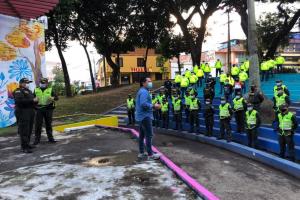Carlos Andres Portela, secretario de Gobierno en reunión con los policías de Ibagué