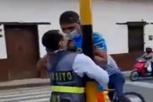 Brutal agresión de un grandulón a una agente de tránsito