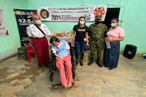 Ejército entregó silla de ruedas ortopédica a mujer discapacitada en Chaparral – Tolima