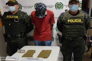 ¡Ey, cuanto te vendo! Sujeto cargaba 2.000 dosis de marihuana y hasta gramera en la vía Murillo – Líbano