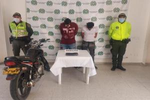Andaban de viaje en moto con 500 dosis de marihuana por Venadillo