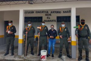 ¡Linda labor! Policía y comunidad realizaron jornada de embellecimiento a escuela de Gaitania