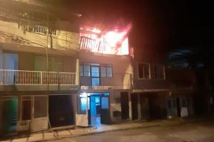En cenizas quedó tercer piso en el barrio Tulio Varón de Ibagué