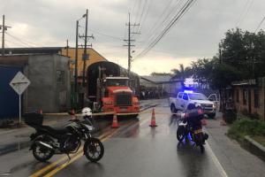 Tractocamión tumbó dos postes y hay cierre total de la vía en la glorieta de Mirolindo