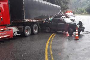 Se salvó conductor de camioneta tras chocar contra tractocamión en la vía a Cajamarca