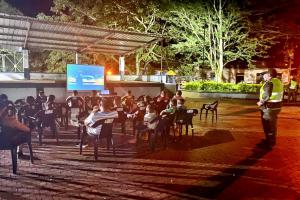 Para promover espacios de sana convivencia, las autoridades llegaron con ‘Cine al Parque’ al corregimiento de Santiago Pérez, municipio de Ataco