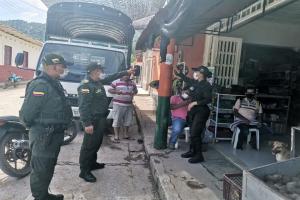 Por medio de charlas, entrega de volantes e instalación de stickers el Gaula de la policía Tolima realiza actividad de impacto en desarrollo de la campaña ‘yo no pago, yo denuncio’.