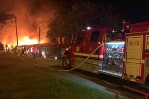 Cinco viviendas afectadas tras incendio estructural en el barrio Brisas del Combeima