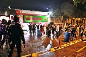 Estudiantes e hinchas del Tolima protestaron bajo la lluvia
