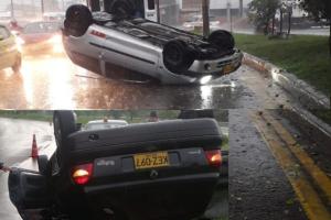 Dos vehículos quedaron ‘Llantas arriba’ en medio de las lluvias 
