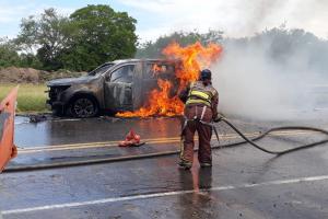 Se incendió camioneta de la Unidad Nacional de Protección en vías del Tolima