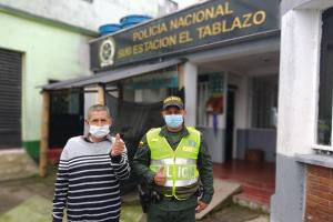 ¡Qué bonita labor! Policía y Sacerdote del corregimiento de El Tablazo, vistieron y alimentaron a un abuelo de escasos recursos