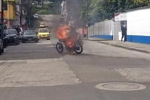 Se robó un celular en La Francia y le quemaron la moto frente al hospital Federico Lleras