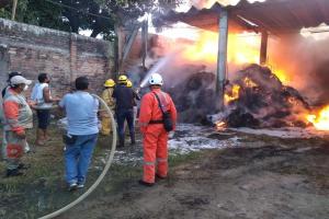 Voraz incendio consumió una bodega con heno en Venadillo