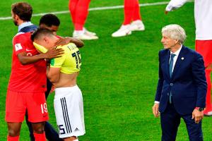 Matheus Uribe, consolado por Marcus Rashford. Los observa José Pékerman, técnico de la Selección Colombia, en el Spartak Stadium de Moscú